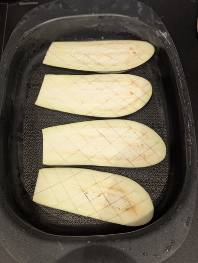 Aubergines dans le plat à gratin