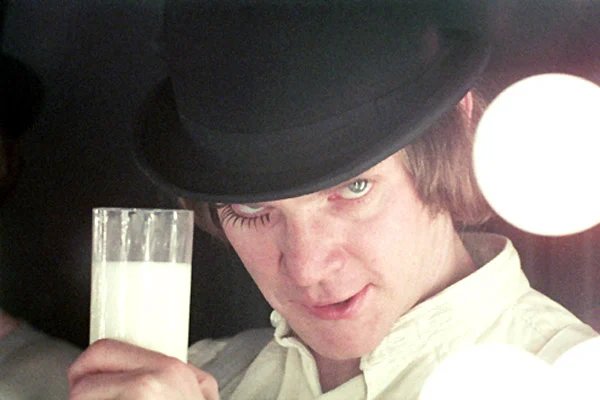orange mécanique, Alex DeLarge  trinque avec du lait